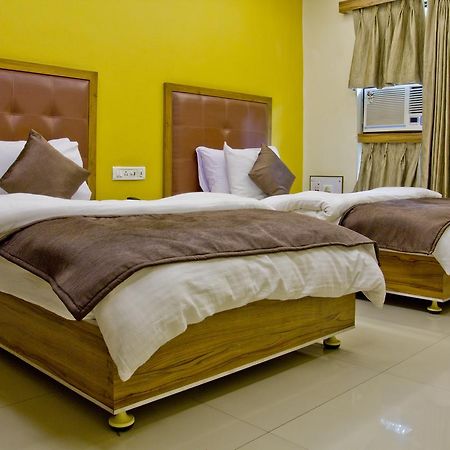 Hotel Executive Surat Esterno foto