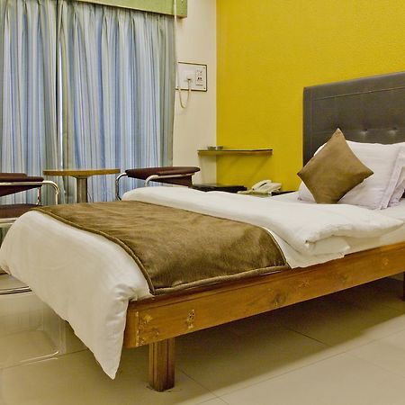 Hotel Executive Surat Esterno foto
