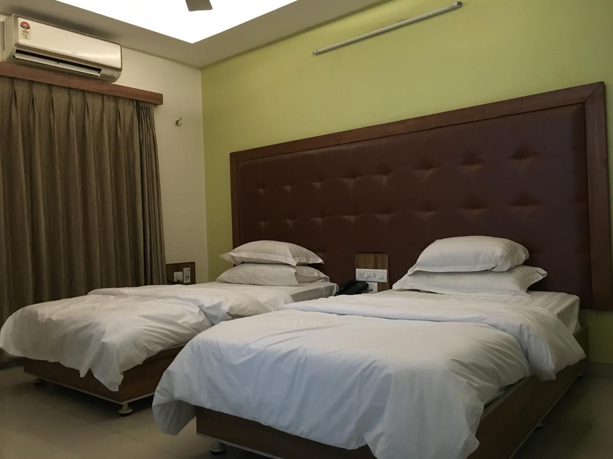 Hotel Executive Surat Esterno foto