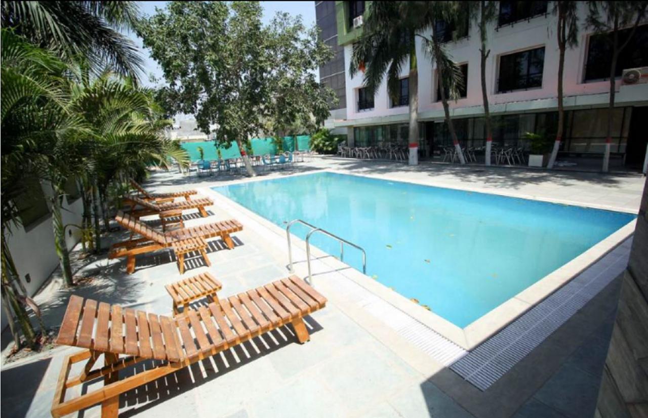 Hotel Executive Surat Esterno foto