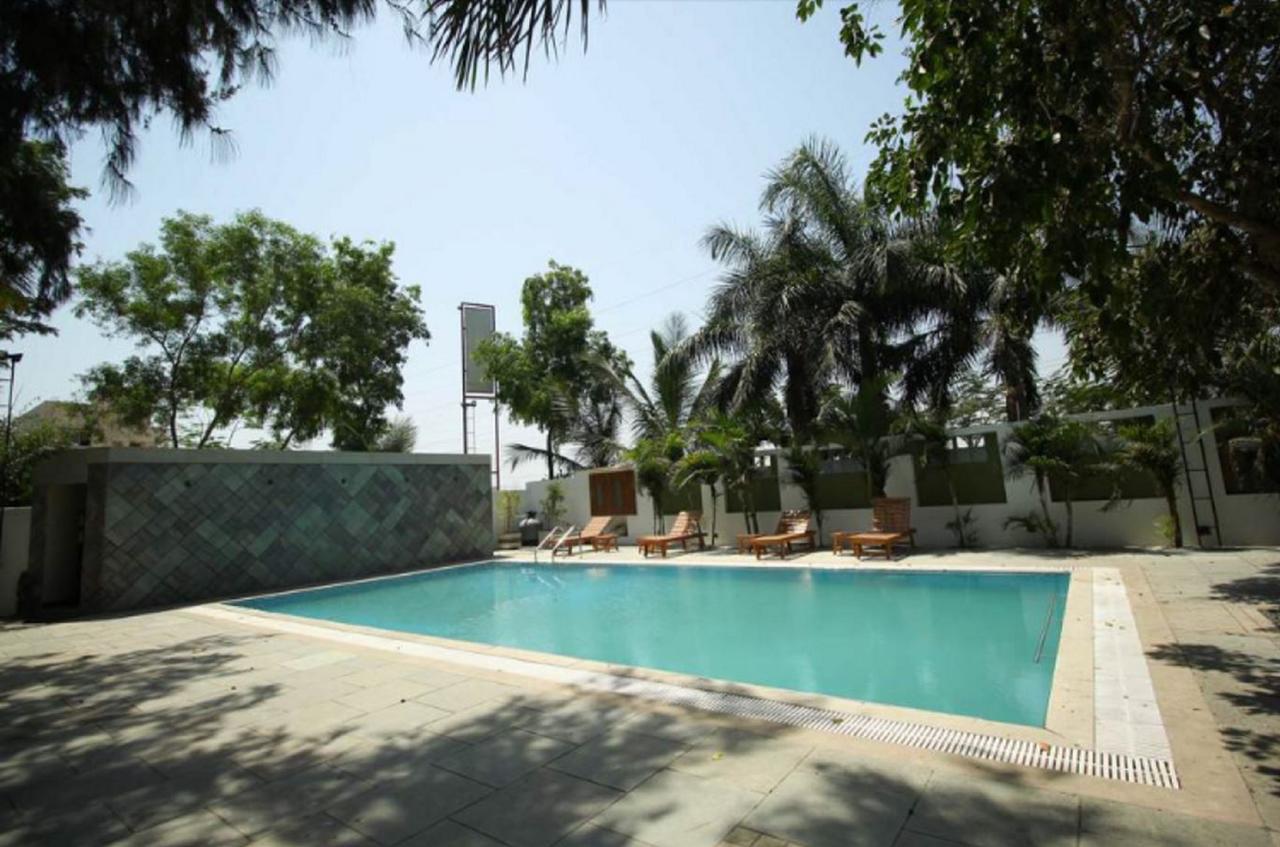 Hotel Executive Surat Esterno foto