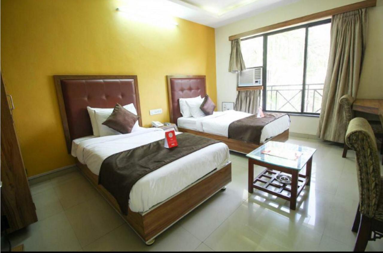 Hotel Executive Surat Esterno foto