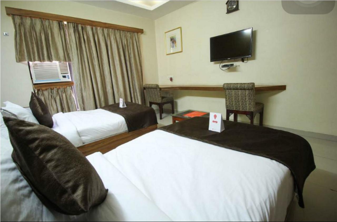 Hotel Executive Surat Esterno foto