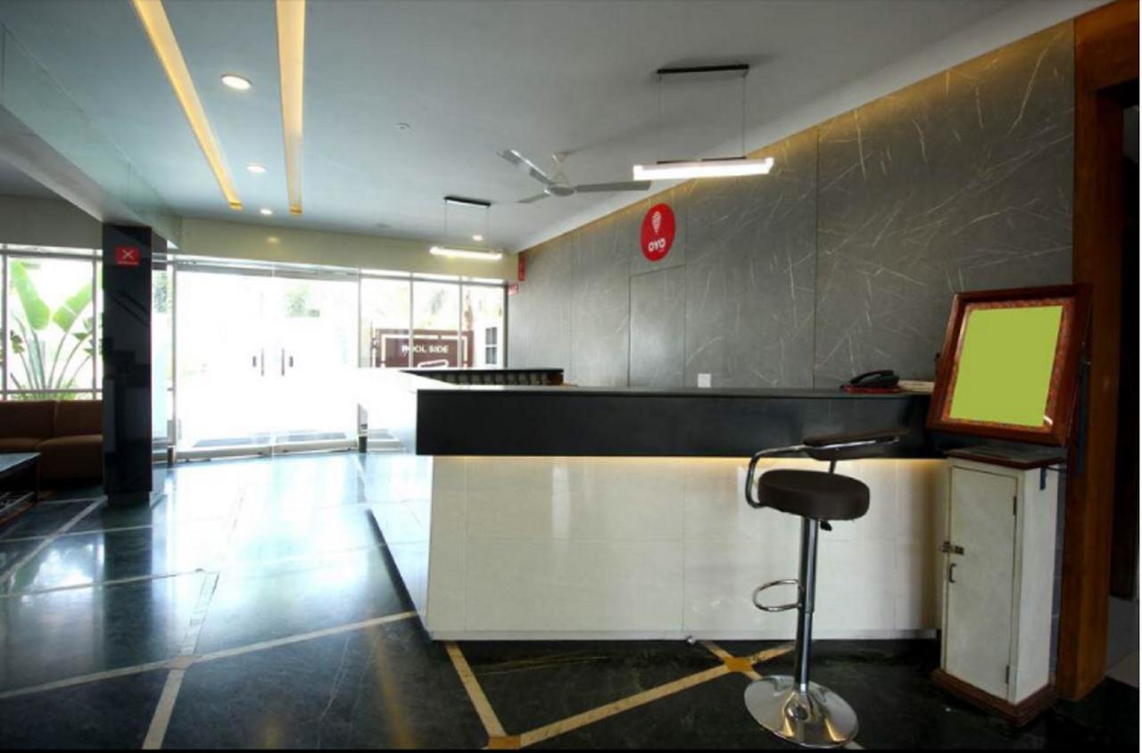 Hotel Executive Surat Esterno foto