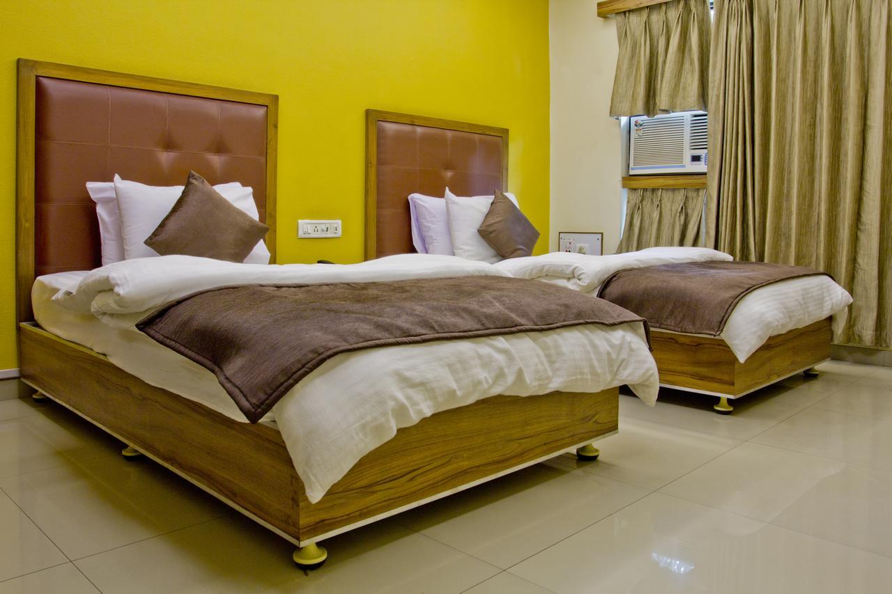 Hotel Executive Surat Esterno foto