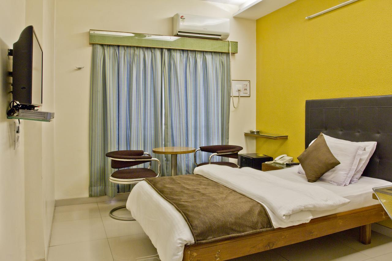 Hotel Executive Surat Esterno foto
