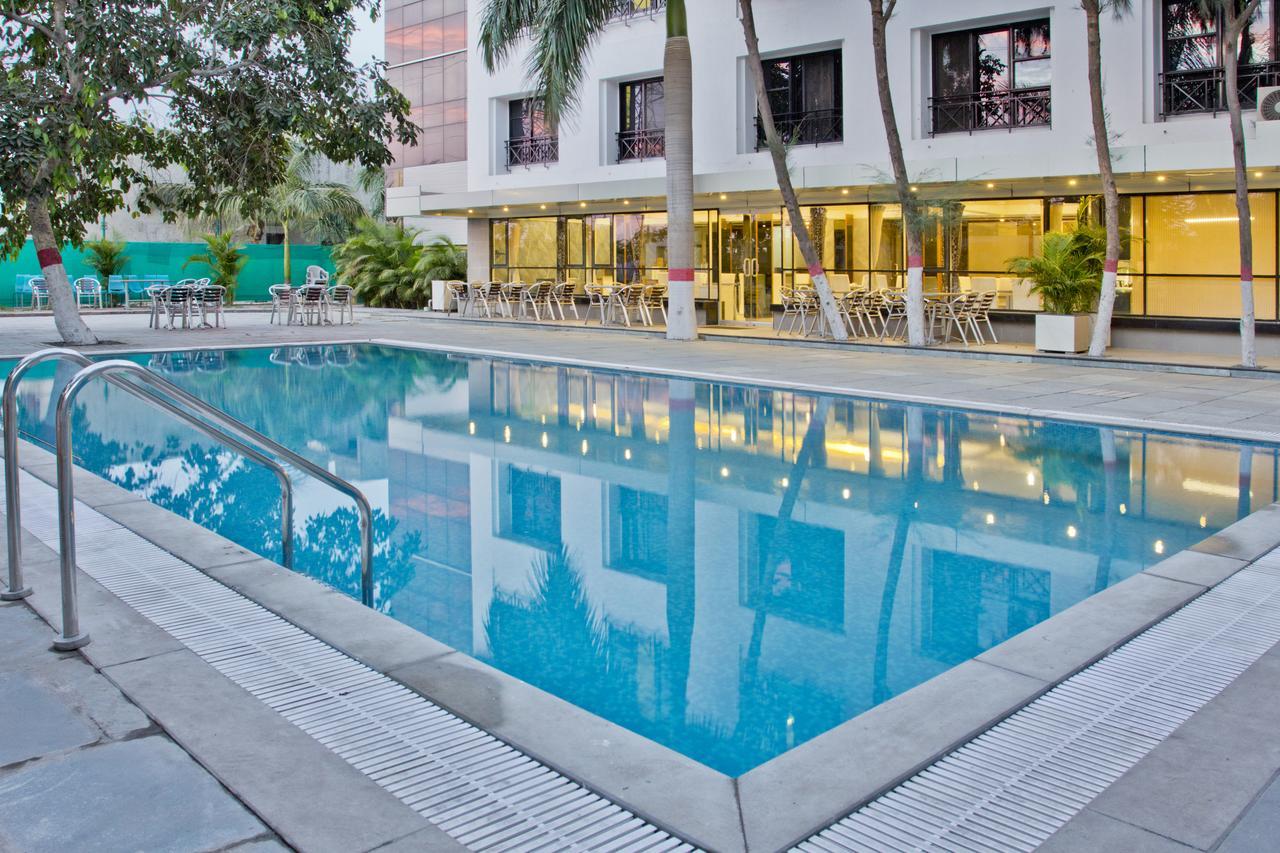 Hotel Executive Surat Esterno foto