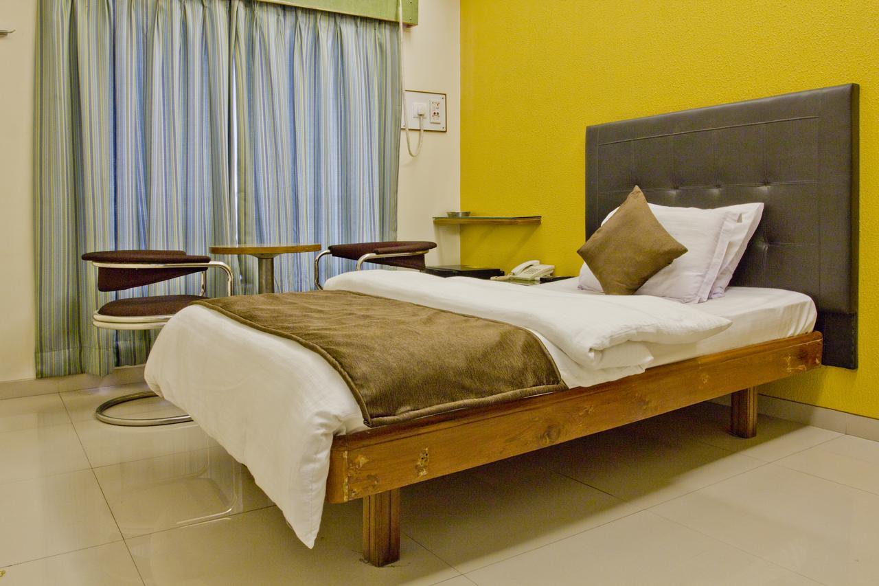 Hotel Executive Surat Esterno foto