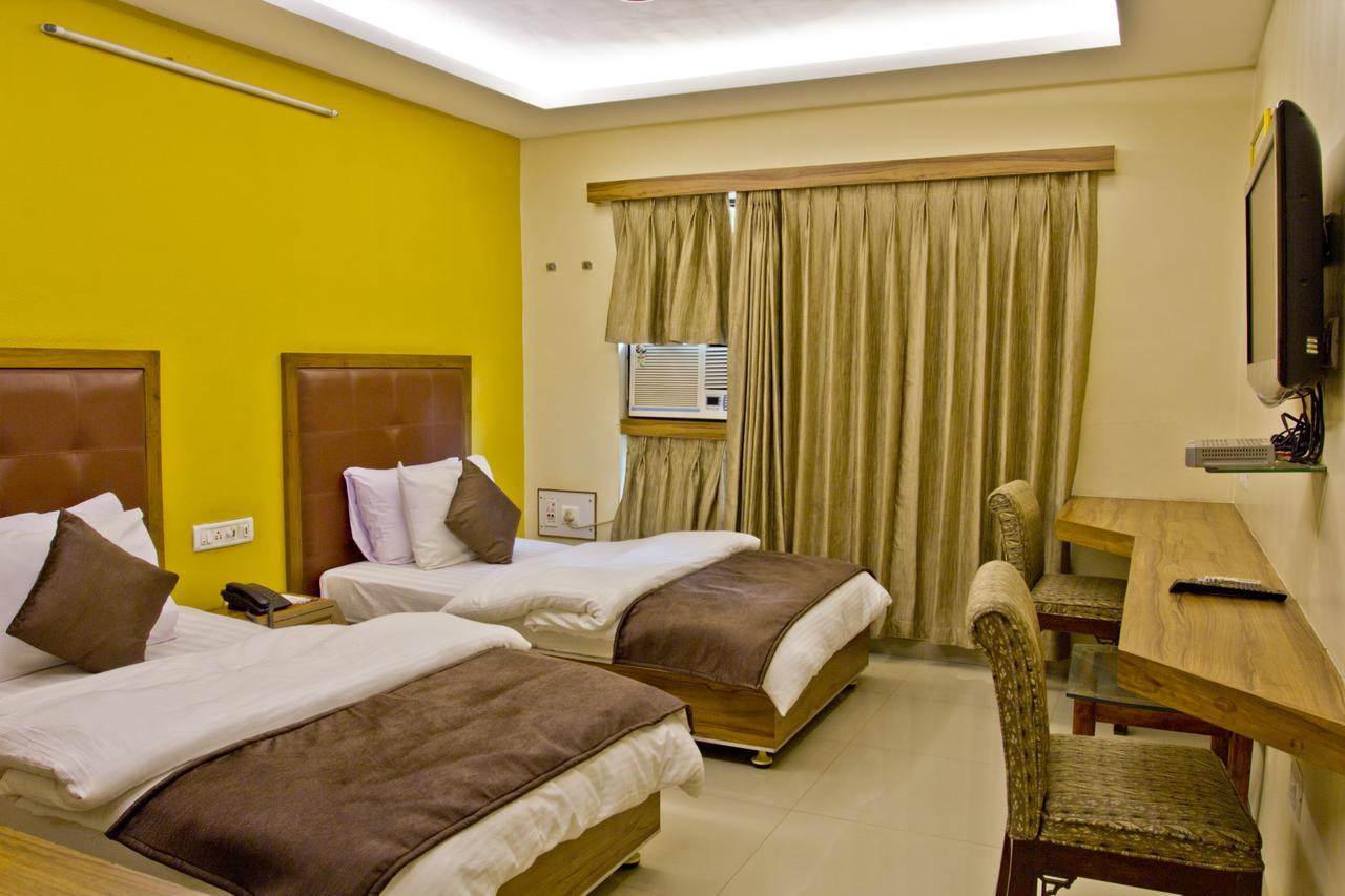 Hotel Executive Surat Esterno foto